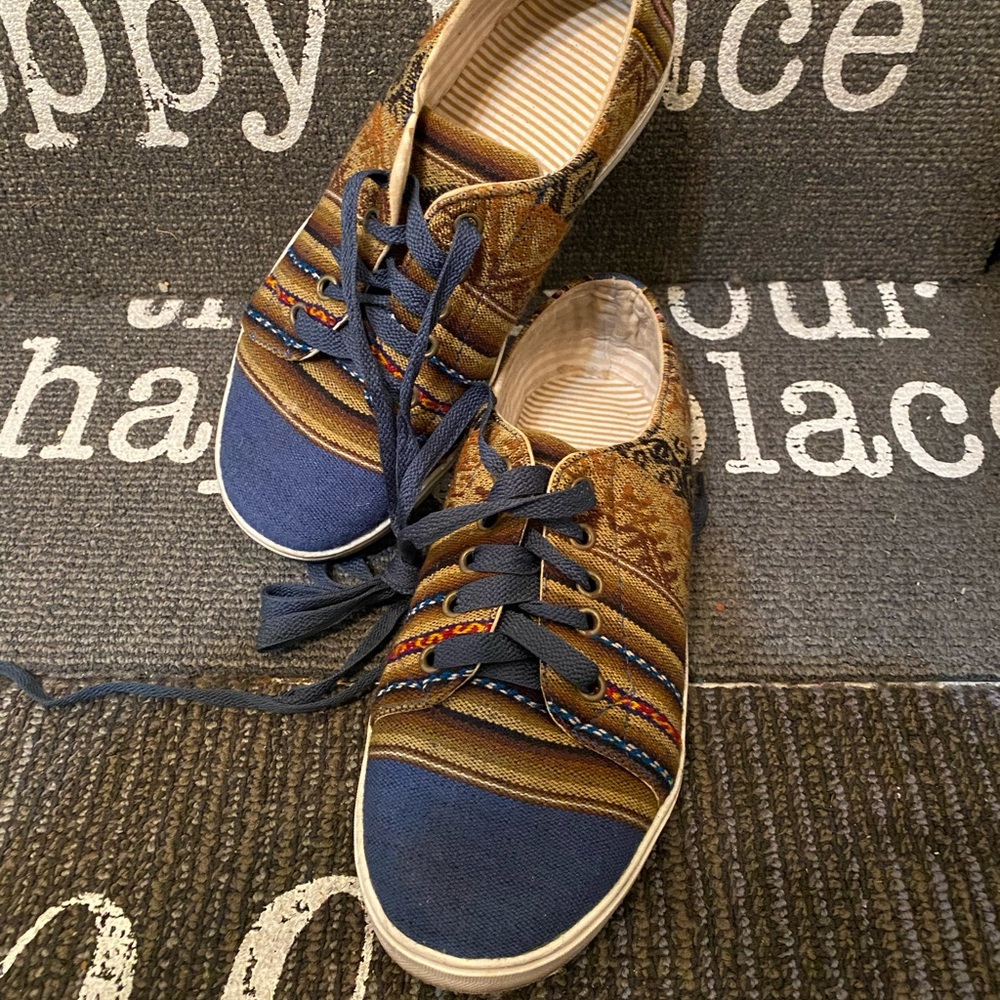 Peruvian Outfitters textiles sneakers M 7/ W 8.5